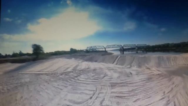 мост через реку Оку и новый пляж с аквапарком в Серпухове приезжайте с детьми и наслаждайтесь жизнь смотреть онлайн