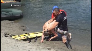 Спасатели учат жителей Алтайского края, как вести себя на воде, и как помочь утопающему
