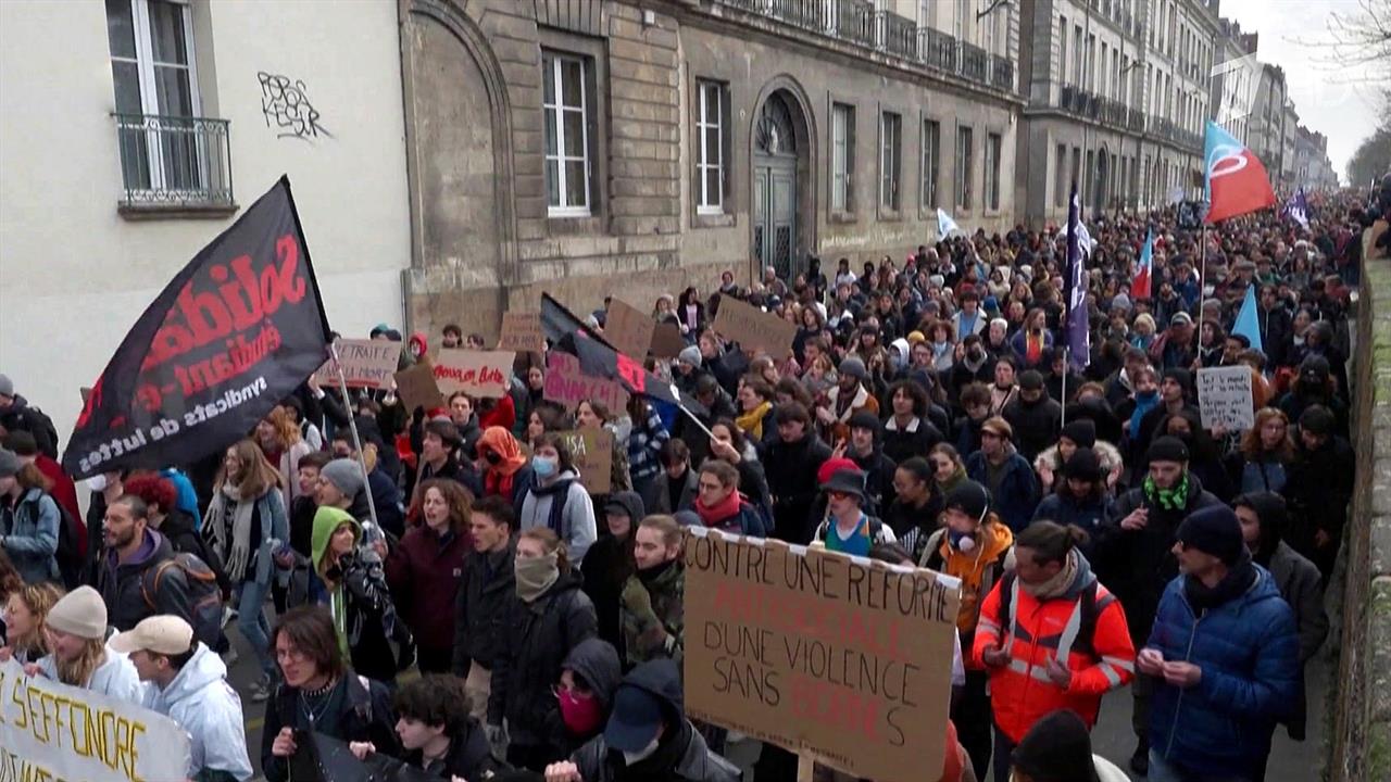 Во Франции национальная забастовка против пенсионной реформы перерастает в беспорядки