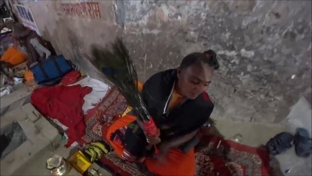 158. САДХУ И НАГБАБЫ КУМБХАМЕЛЛЫ 2021.  4 ГОДА ОН СИДИТ С ПОДНЯТОЙ ВВЕРХ РУКОЙ.  ХАРИДВАР. ИНДИЯ.