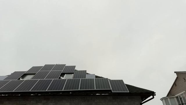 Солнечная электростанция в пасмурную погоду.Мокрый снег.Работа воздушных солнечных коллекторов.