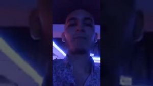 Димаш в караоке поет песню "Город которого нет"