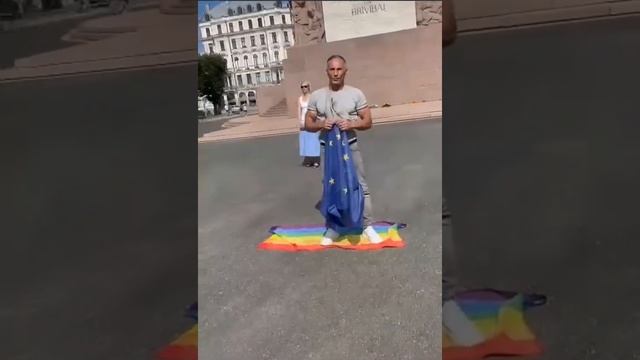 В Риге возле памятника свободы порвали флаг Евросоюза смотреть онлайн