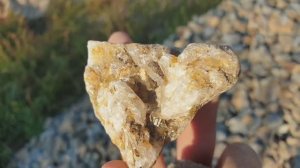 Кристаллы кварца в известняковом щебне, которым отсыпают дорогу в Йошкар-Оле