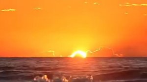 Необыкновенный восход солнца над морем. Звуки моря.