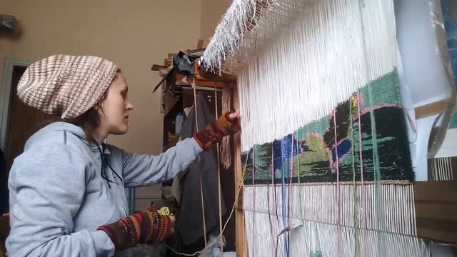 Гобелен на вертикальном ткацком станке. Процесс ткачества. Tapestry on a vertical loom.