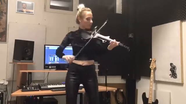 Красивая девушка классно сыграла на скрипке! смотреть онлайн