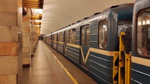 "Уходящая эпоха". Ема-502/Ем-501 на станции Гражданский проспект