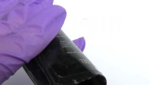 Жуткий пропил ногтей. Поднимаю вверх клюющий ноготь. Текстура на ногтях