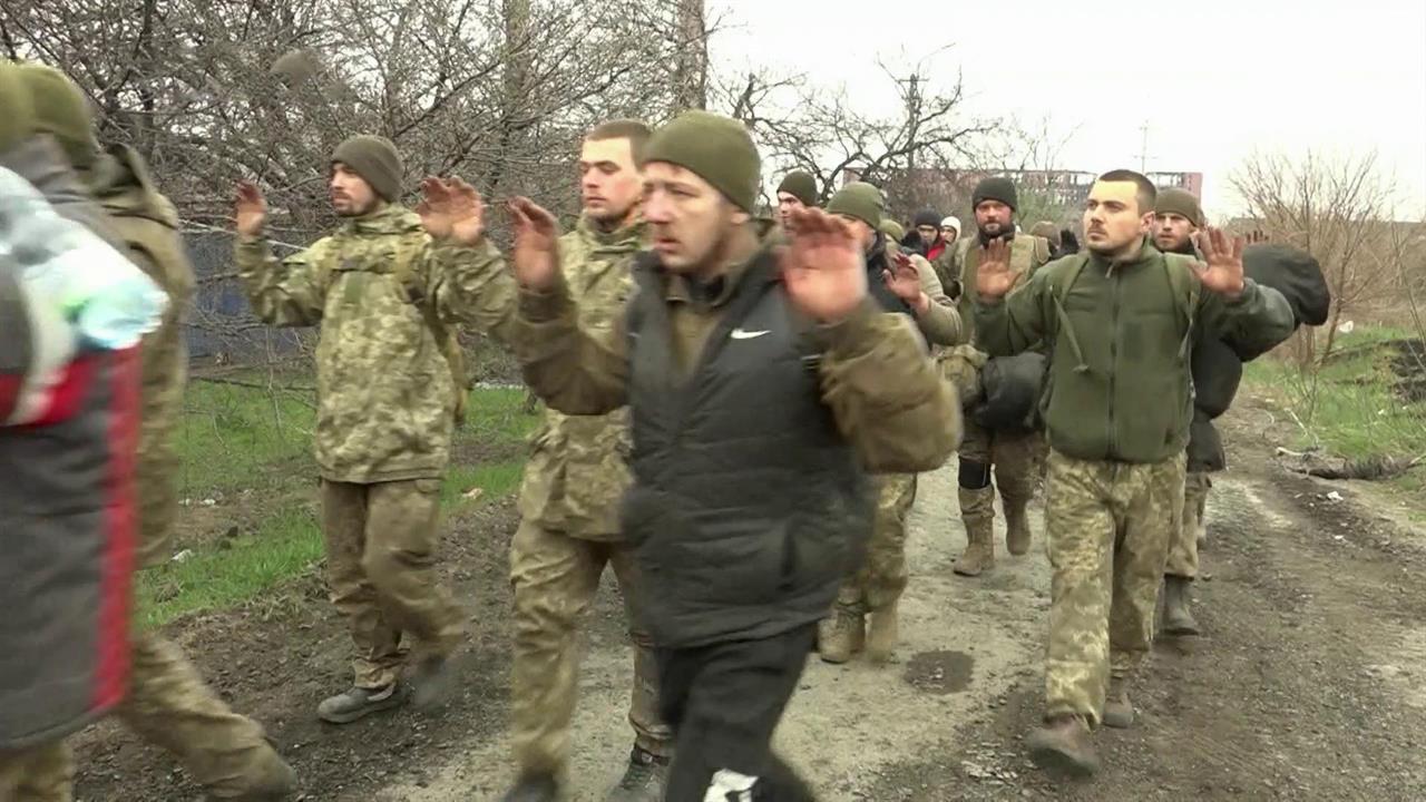 Заключенные на военной операции. Украинские военные сдаются в плен. Российский солдат. Пленные украинские боевики ВСУ.
