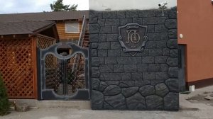 Артбетон. Герб и камень на фасаде здания.