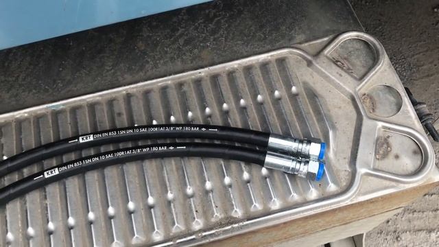 Замена передних тормозных шлангов (Replacement of front brake hoses) Freightliner Classic XL