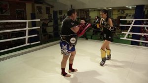 Тайский бокс для девушек. Тренировка для девушек в Bulat Gym.