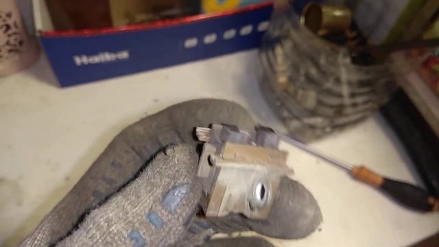 Изношенные щетки генератора автомобиля Toyota Vits.