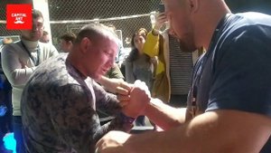 Кирилл Сарычев и Антон Корчин за разминочным столом. Армрестлинг NWPA. Sarychev Kirill Korchin Anto