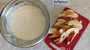 Пышная шарлотка с яблоками в мультиварке