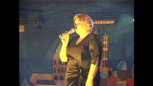 Мама поёт для дочки в день свадьбы