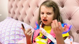 Катя упала с дерева и носит костыли