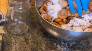 Рецепт приготовления соленых рыжиков .