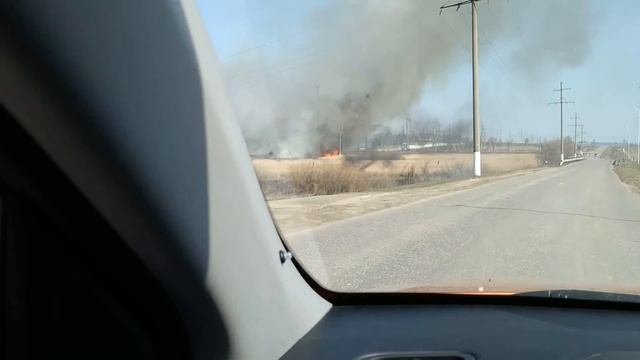 Возгорание сухой травы Татищево 03.04.2020г. смотреть онлайн