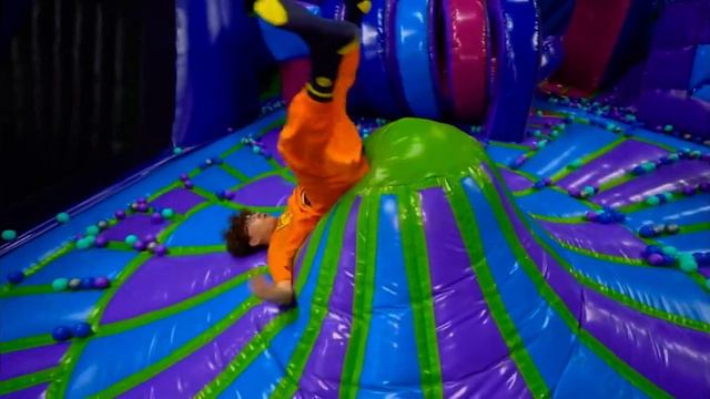 Ночь в НАДУВНОМ ПАРКЕ Челлендж ! смотреть онлайн