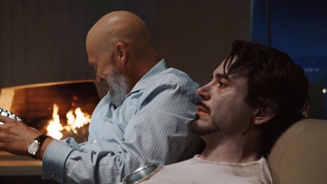 Тони Старк почти умирает без реактора. (Железный человек / Iron Man 2008)