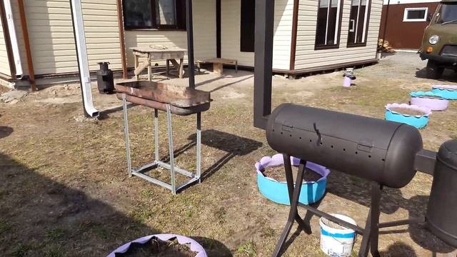 Красивые клумбы. Детские площадки. Дети рады. смотреть онлайн