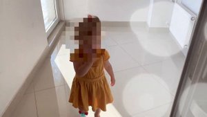 Звук шагов ребёнка на каблуках по коридору