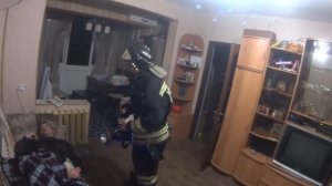Уснул. Еда пригорела. Пожарные будят мужика