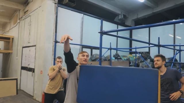 ПУТЬ ДО ФРИРАННЕРА: Контр-боковое сальто с турника смотреть онлайн