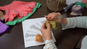 Вязание крючком №64. Манишка для зимних прогулок. Часть 3 | Московское долголетие