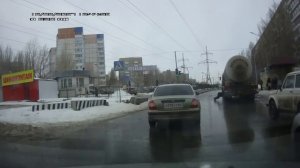 В Саратове пешеход прыгнул под автоцистерну