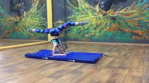 Как научиться делать перевороты. Подводящий элемент - перекидка на локтях. Дети 5-8 лет