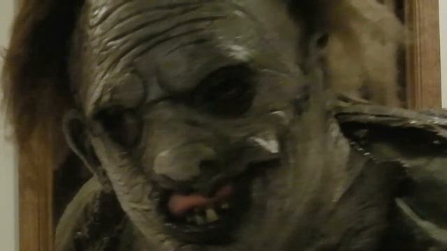Texas Chainsaw Massacre Remake Leatherface Costume Dark Lighting смотреть онлайн