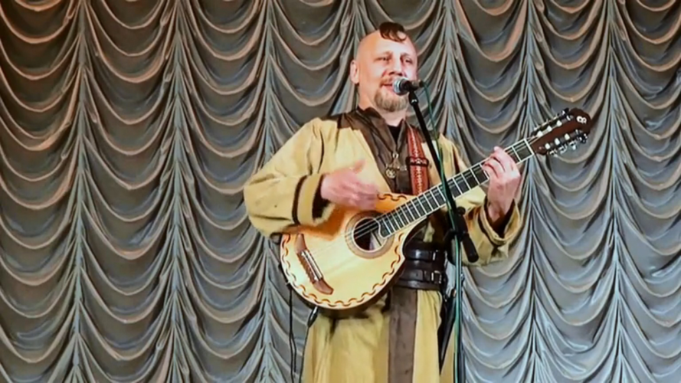 К бате емелин. К бате на гармони. К бате емелин. Слушать песню еду к бате. Соркин еду к бате.