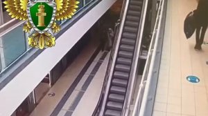 В Москве ребенок получил травмы после катания на эскалаторе