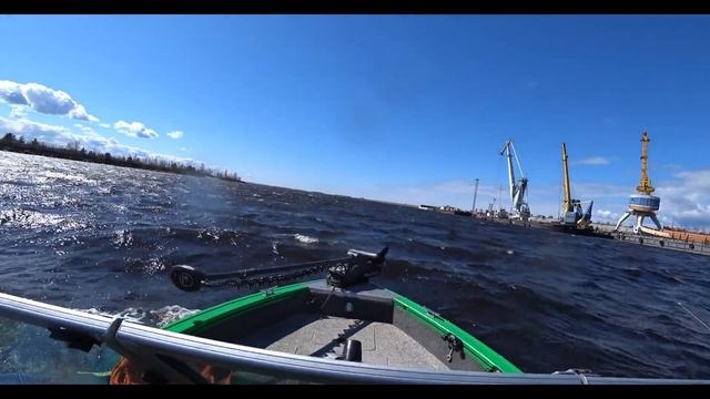 Рыбалка на Финском заливе. Рыбы не нашли, зато попали в шторм и увидели Балтийские волны. смотреть онлайн
