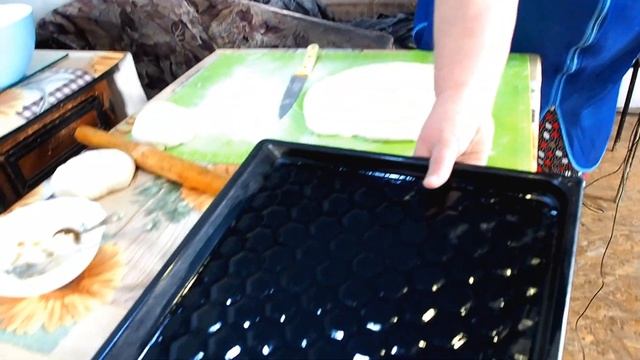 Хрустящие чесночные булочки к супу по-русски из дрожжевого теста запеченные в духовке с салом