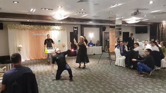 Барменшоу Казань. Наливает рюмку. Свадьба в Казани. Свадебный ведущий Айдар Садыков +79033055816