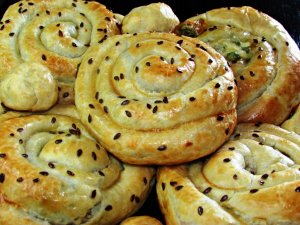 Слоеные улитки с сыром/Слоеная выпечка/Выпечка на скорую руку.mp4