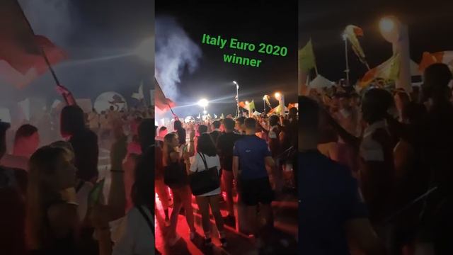 Итальянцы празднуют победу на Euro 2020. Pescara #italy #football #calcio #pescara #shorts