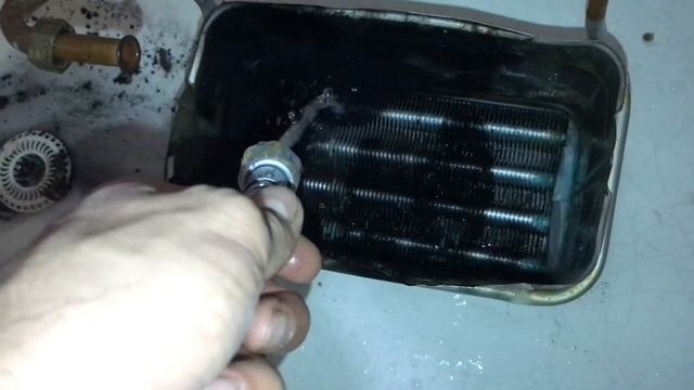 Газовая колонка не греет - Причина-сажа. Прочистка от сажи.