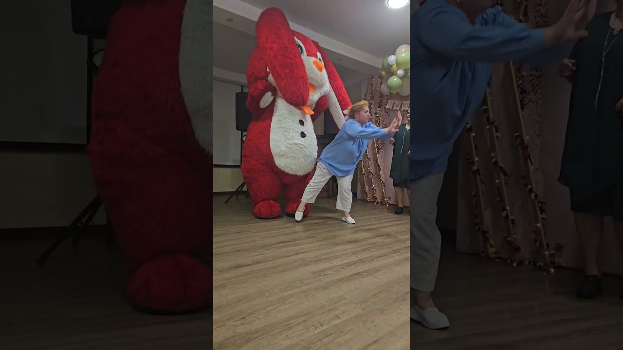 Заскочил наш зайчик на юбилей #аниматоры #праздник #танцы #весело #зайчикобнимаш смотреть онлайн