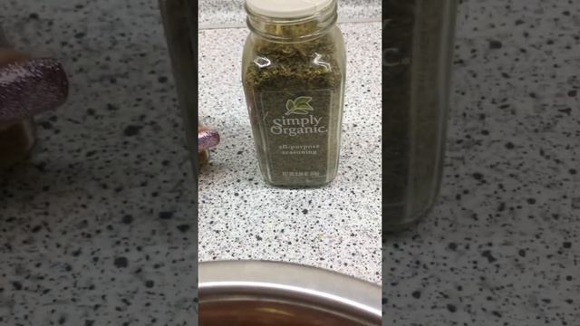 Запекать мясо в духовке. Почему-то сухое. Приправы айхерб и соль смотреть онлайн