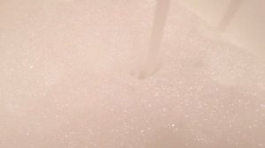 Звуки набирающейся воды в ванной с пеной. Видео