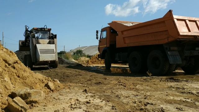 Мини - погрузчик ПУМ-500, погрузка асфальтной крошки.