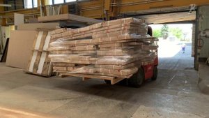 Готовая мебель на погрузчике. Видео от компании "Ренессанс — Мебель от Елены Сергеевой".