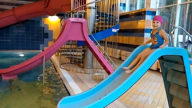 Аквапарк. Санаторий Ружанский. Софья-Николь с родителями и братом едет в аквапарк. смотреть онлайн