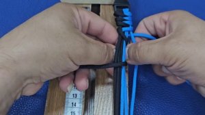 paracord bracelet weaving.  плетение браслета из паракорда