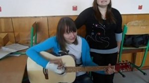 Королева снежная - на гитаре (бой) девушка классно поет и играет